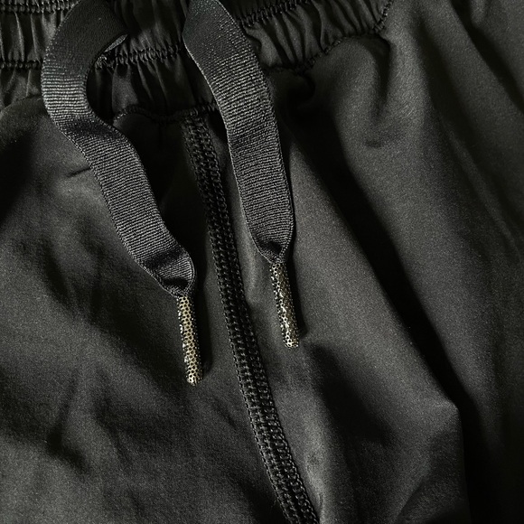 Lululemon hotty hot shorts 2.5” size 8 - Picture 4 of 4